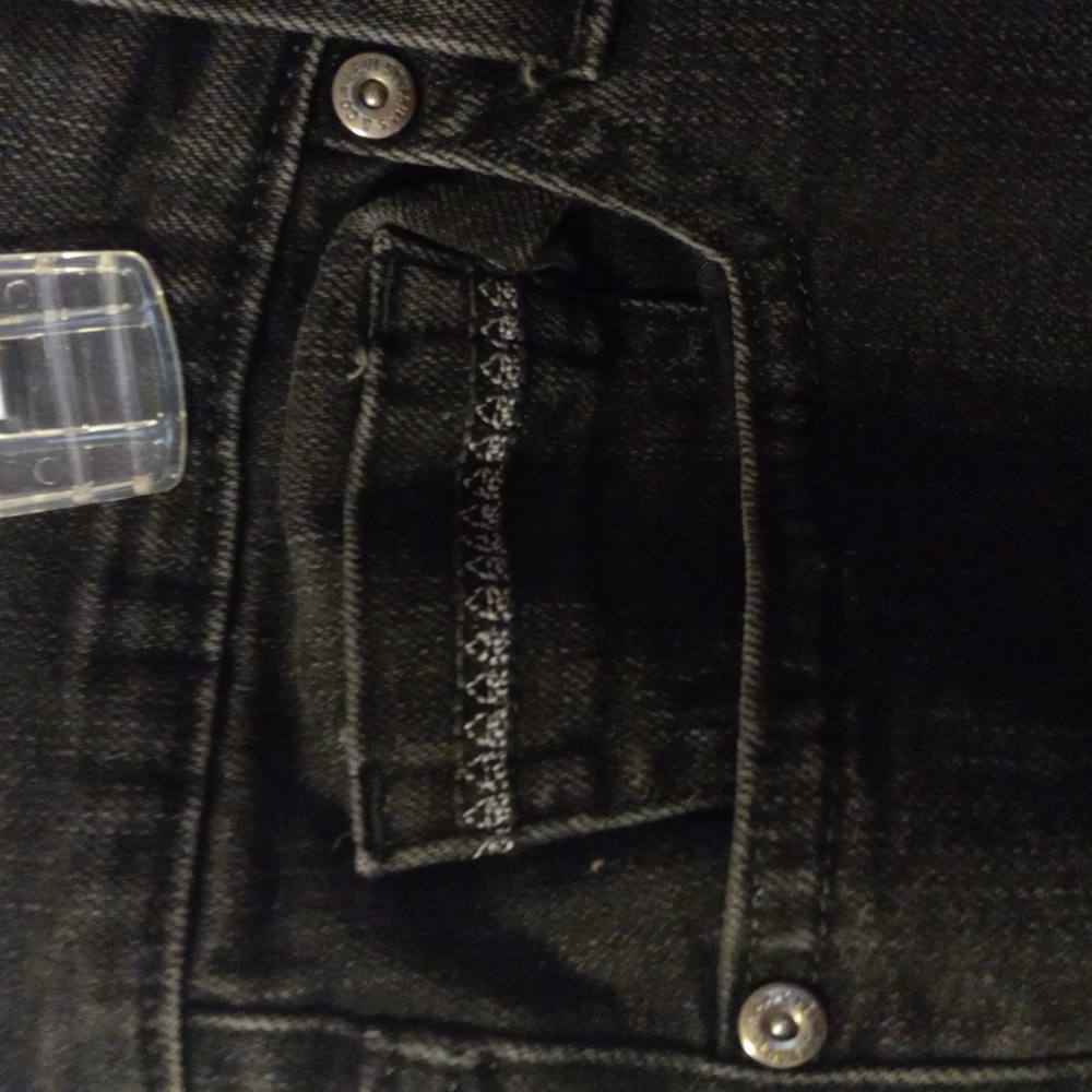 Ladies black Levi jeans - Picture 2 of 8